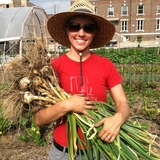 El%20holding%20garlic.medium