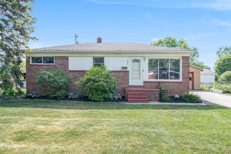 922 Carolina St N , Marysville, Michigan 48040 MLS2200048447 Sold 129