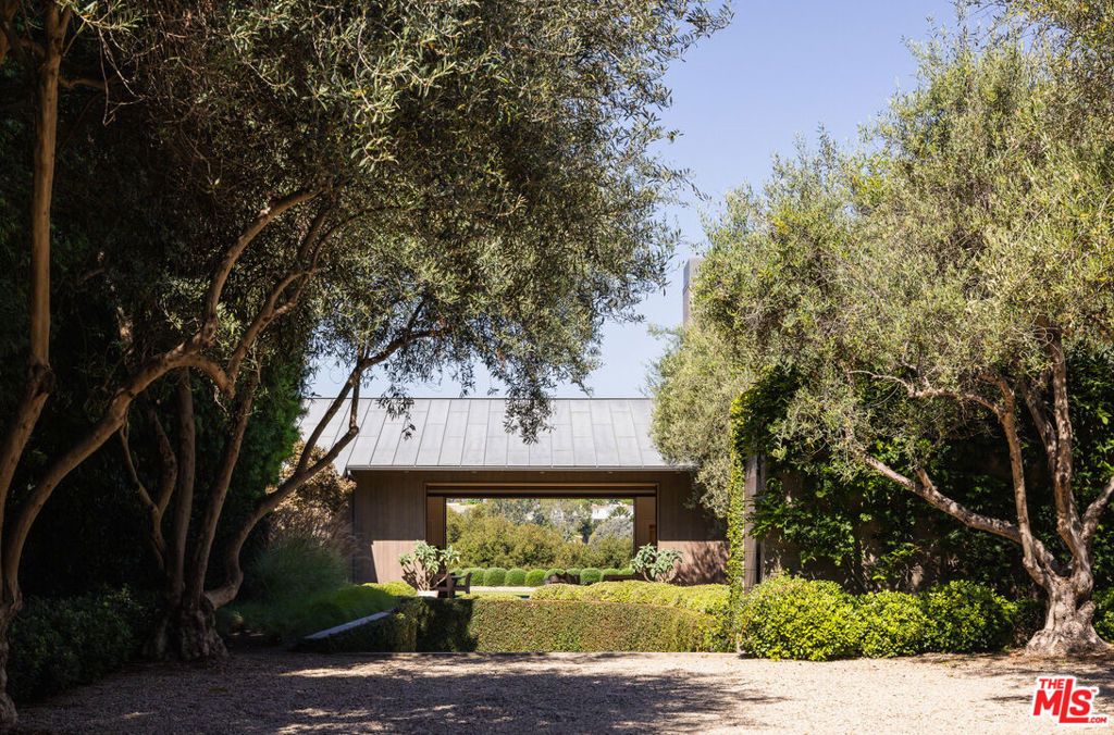 See full size image and slideshow Thumbnail 4