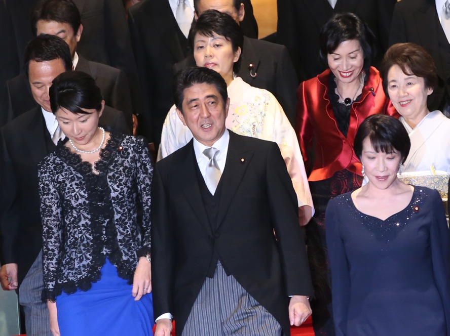 Premier japonés nombra 5 mujeres en nuevo gabinete - La Hora
