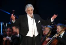 Plácido Domingo revisa su disculpa, España cancela más actuaciones