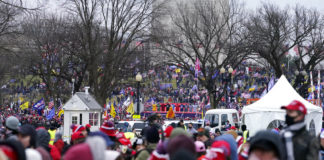 Miles de partidarios de Trump se reúnen para apoyarlo