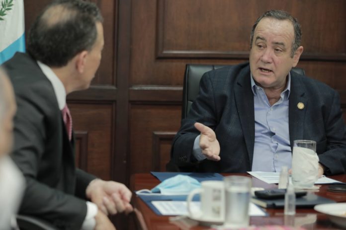 Tras reunirse con el ministro de Finanzas, el presidente, Alejandro Giammattei anunció que próximamente iniciarán los talleres relacionados con el tema del Presupuesto 2022. Foto. Presidencia
