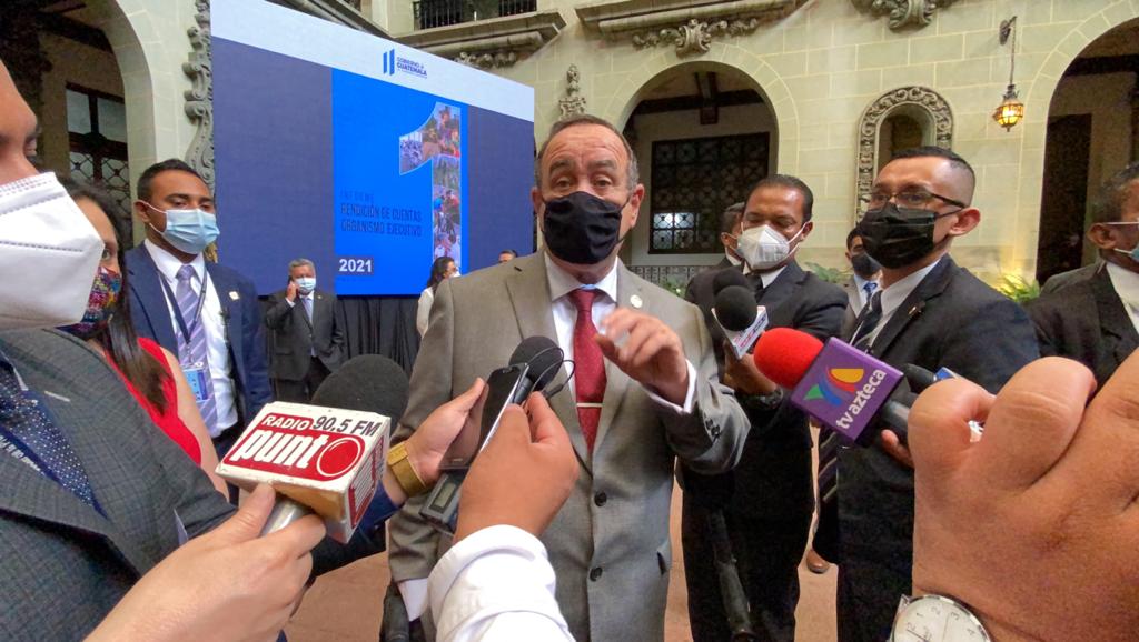Sin dar nombres, Presidente señala a "grupúsculos" y medios que critican su gobierno