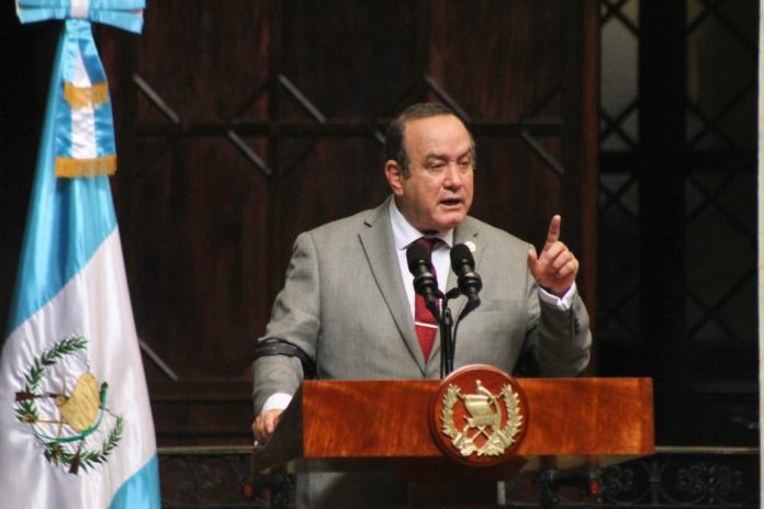 El mandatario dio declaraciones a los medios, luego de la presentación del primer informe cuatrimestral de rendición de cuentas del Organismo Ejecutivo. Foto La Hora/José Orozco.