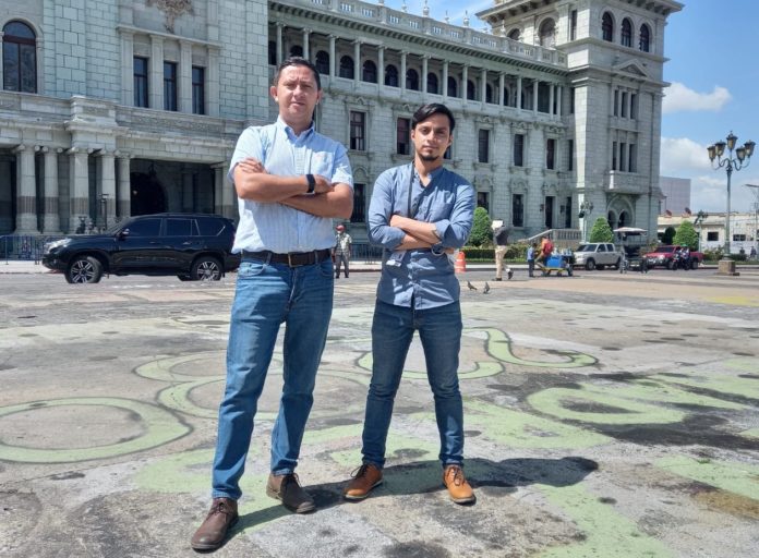 Los periodistas Marvin del Cid y Sonny Figueroa fueron denunciados. Foto La Hora/Sonny Figueroa/Twitter