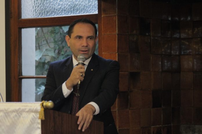 El rector de la Usac, Murphy Paiz, junto a otros tres vinculados al caso accionaron con amparos contra la decisión de la jueza. Foto La Hora