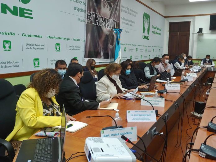 Autoridades de Salud acudieron este lunes a una citación de la Bancada UNE para brindar detalles del avance del Plan de Vacunación en GT. Foto. MSPAS