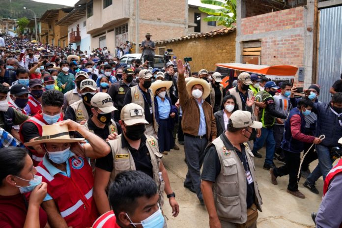 El candidato presidencial Pedro Castillo saluda a sus partidarios después de votar en Tacabamba, Perú. Foto La Hora/AP/Martín Mejía.