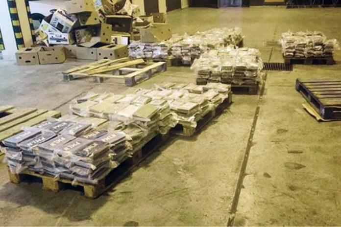 Paquetes de cocaína que estaban escondidos en cajas se ven en el Malta Freeport, un núcleo de transportes internacionales en Malta. Foto La Hora/Aduanas de Malta vía AP.