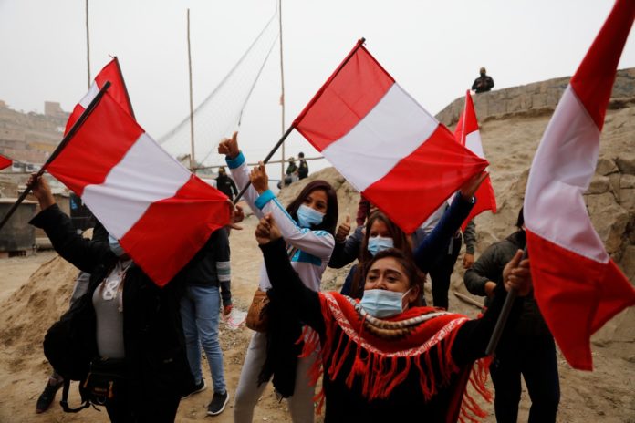 Los partidarios de la candidata presidencial Keiko Fujimori ondean banderas en Lima, Perú. Foto La Hora/AP/Guadalupe Prado.