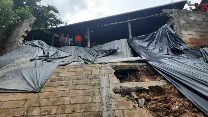 La Conred informó que se registró un deslizamiento en el Caserío Chichimes del municipio de Colotenango, Huehuetenango, en donde dos viviendas resultaron con daños. Foto. Conred.