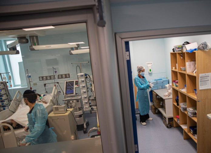 Personal médico atiende a pacientes con COVID-19 en la Unidad de Cuidados Intensivos de un hospital en Santiago de Chile. Foto La Hora/AP/Esteban Félix.