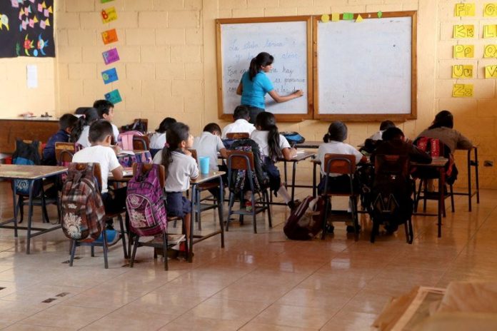 Imagen ilustrativa. El gobierno tomó la decisión de permitir las clases presenciales y varios colegios que están operando con modalidades híbridas. Foto. La Hora