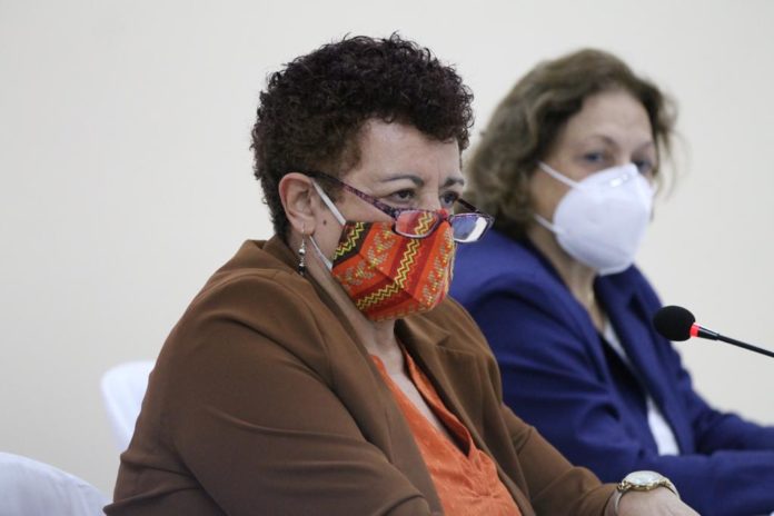 Patética resultó ayer la conferencia de prensa ofrecida por las autoridades de salud, al culpar únicamente a la población de lo que está ocurriendo. Foto La Hora/José Orozco