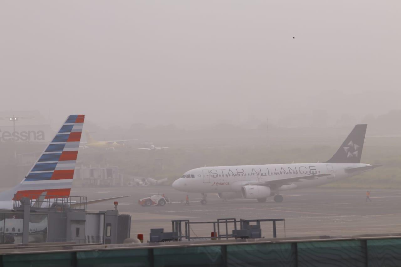 Neblina complicó operaciones de La Aurora; reanuda vuelos