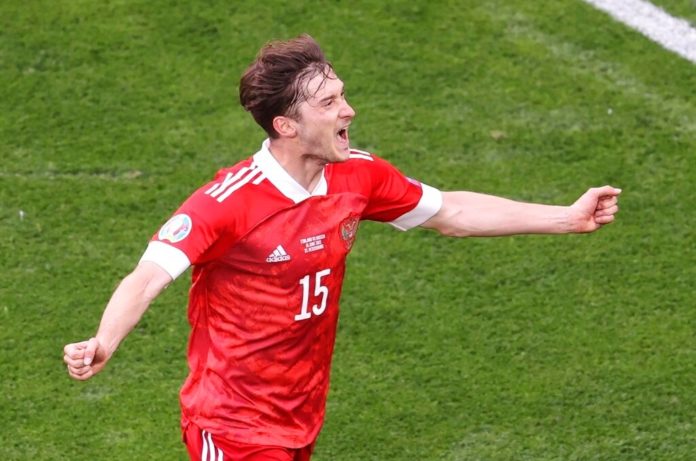 Aleksei Miranchuk celebra tras marcar el gol que le dio a Rusia la victoria 1-0 ante Finlandia en San Petersburgo. Foto La Hora/Anton Vaganov/AP