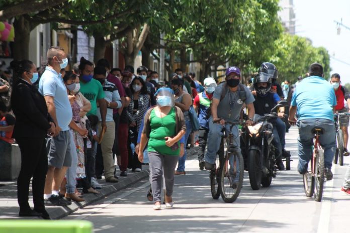 Según el estudio, en Guatemala el 77% de la población consultada opinó que el país va por un rumbo equivocado. Foto La Hora/Archivo.