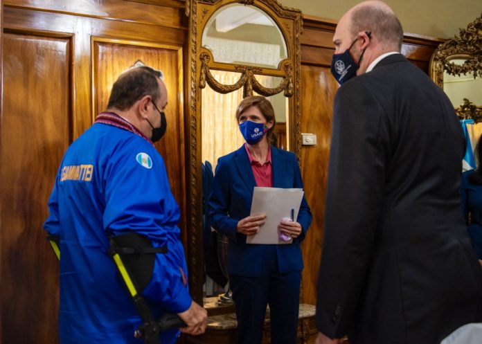 La directora de USAID, Samantha Power, sostuvo ayer una reunión con el presidente de la República, Alejandro Giammattei. Foto. Twitter Samatha Power
