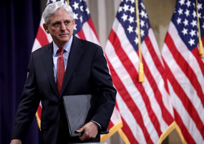 El secretario de Justicia de EE. UU. Merrick Garland tras hablar en el Departamento de Justicia en Washington. Foto La Hora/Win McNamee/AP.