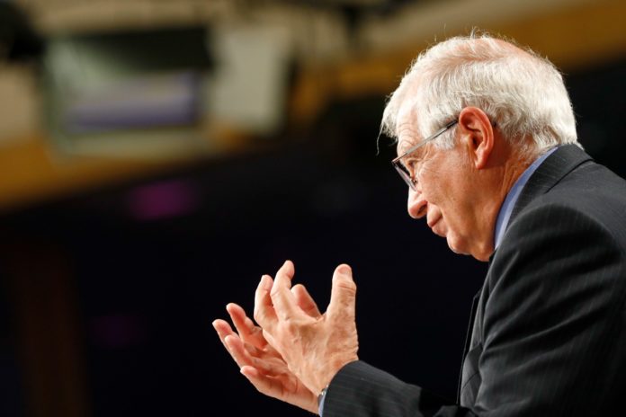 El jefe de la política exterior de la Unión Europea, Josep Borrell habla en una conferencia de prensa en la sede de la Comisión Europea en Bruselas. Foto La Hora/Johanna Geron/AP.