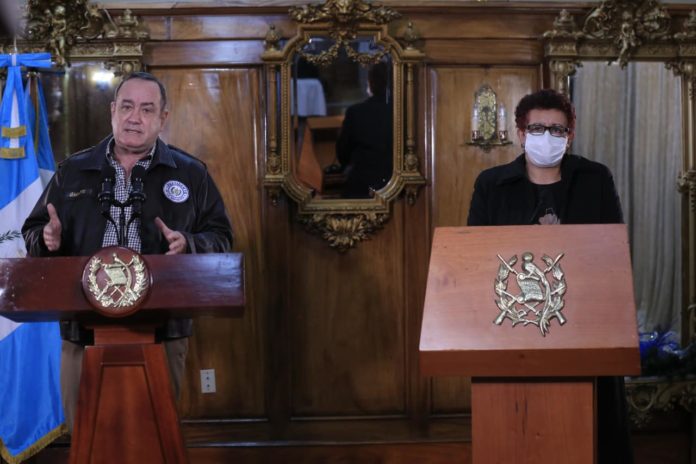 Evidentemente vamos mal en la gestión de las vacunas para ir inmunizando a la gente. En la foto, el presidente, Alejandro Giammattei y la ministra de Salud, Amelia Flores, quienes han tenido a su cargo la gestión de la emergencia. Foto La Hora