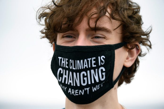 Un manifestante que exige medidas para evitar el cambio climático en Inglaterra. Foto La Hora/AP/Alberto Pezzali.