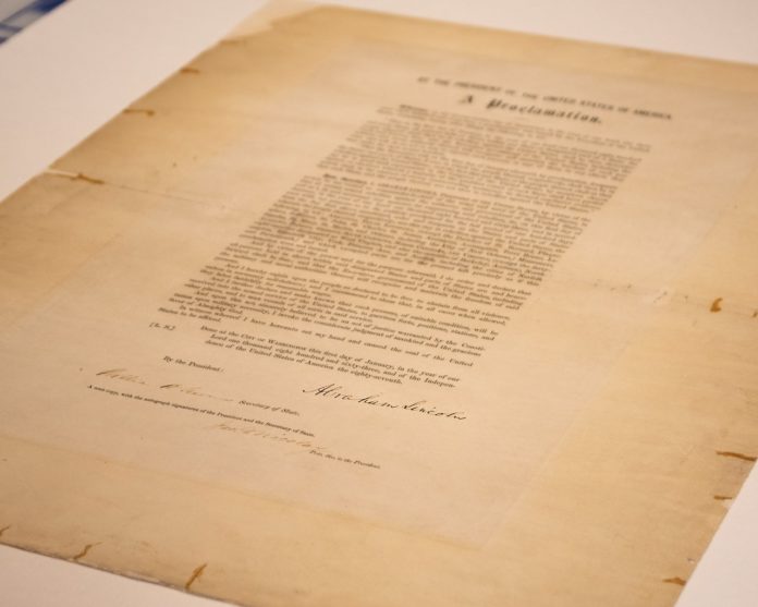 Esta fotografía muestra un ejemplar firmado de la Proclamación de Emancipación de los esclavos. Foto La Hora/Foto de la Biblioteca y Museo Presidencial Abraham Lincoln vía AP.