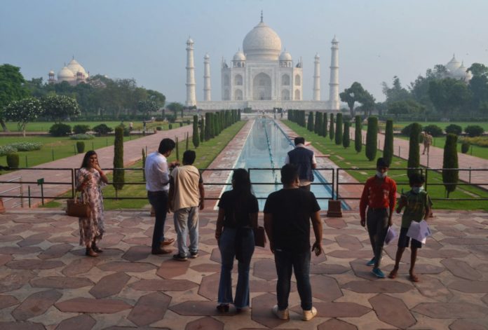 En esta imagen de archivo, un pequeño grupo de turistas visitan el Taj Mahal, en India. Foto La Hora/AP/Pawan Sharma.