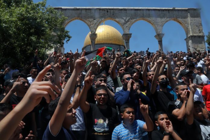 Palestinos corean lemas en una protesta delante de la Cúpula de la Roca en la Mezquita de Al Aqsa, en la Ciudad de Vieja de Jerusalén. Foto La Hora/AP/Mahmoud Illean.