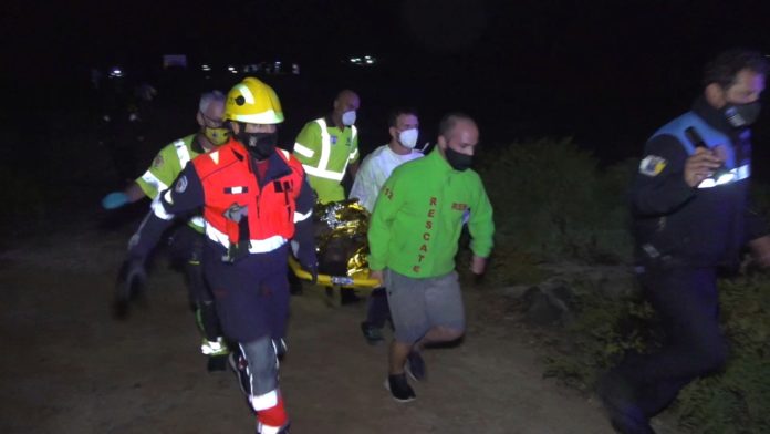 Socorristas trasladan el cuerpo de un migrante frente a la isla de Lanzarote, islas Canarias. Foto La Hora/Europa Press vía AP.