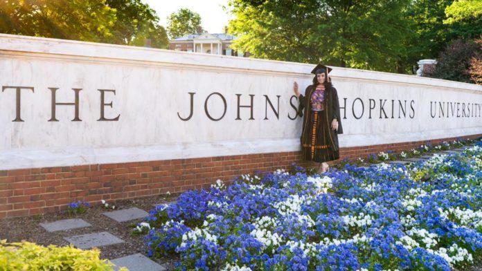 O txi’ tq’o’n nim txilen tuj te t-chemajxin qa o tz’ajb’en xb’alin xjal maya tuj etzb’il tu’jil tuj Nintz Jaxnaq’tzb’il Johns Hopkins. Tib’lal La Hora/Katherine Narvaez/Facebook.