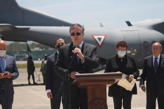 El canciller mexicano, Marcelo Ebrard llegó este día a GT para entregar personalmente el donativo de las vacunas. Foto José Orozco/La Hora.