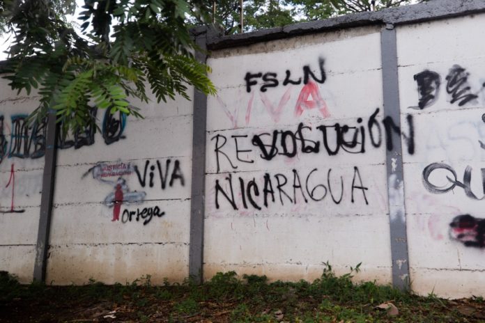 Una pared pintada con grafitis con un mensaje que alguna vez decía en español: