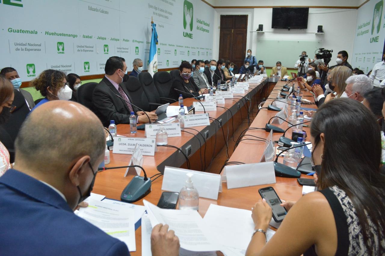 Bancada UNE piden declarar como “lesivo” el contrato de las Sputnik V