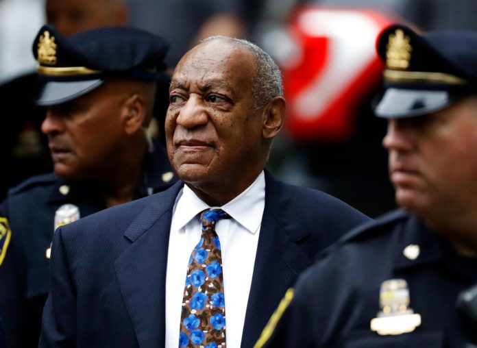 En esta foto del 24 de septiembre de 2018, el actor y comediante Bill Cosby llega a la lectura de su sentencia por abuso sexual en un juzgado en Norristown, Pensilvania. (AP Foto/Matt Slocum, Archivo)