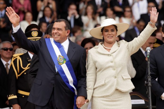 Fotografía de archivo del presidente de Honduras, Porfirio Lobo, y la primera dama Rosa Elena Bonilla después de que Lobo prestó juramento al cargo en Tegucigalpa. Foto La Hora/AP/Arnulfo Franco.