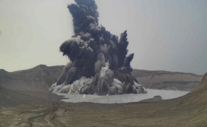 En esta imagen tomada de video, una columna de vapor y cenizas se alza del volcán Taal. Foto La Hora/Instituto de Vulcanología y Sismología de Filipinas vía AP.
