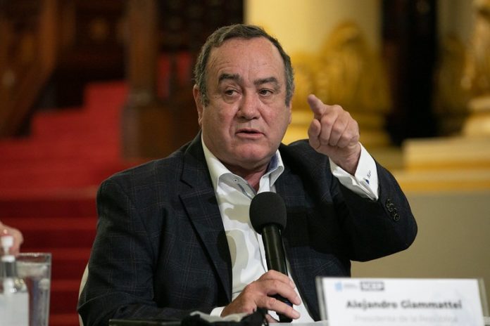 En otras palabras, confían en que, sin renuncia, el “cambio” del sistema los hagan sus sirvientes. Foto La Hora/Presidencia