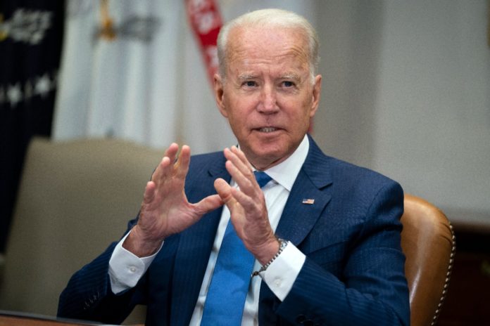 Joe-Biden-durante-una-reunión