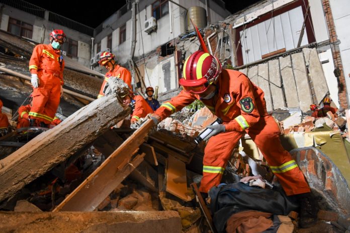 Rescatistas-buscan-sobrevivientes-entre-los-escombros-de-un-hotel-que-se-desplomó-en-China