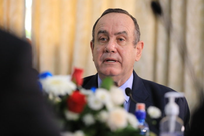 Circuló un discurso errático y abobado de Alejandro Giammattei ofreciendo todo lo que ya existe en nuestra Constitución. Foto La Hora/Presidencia