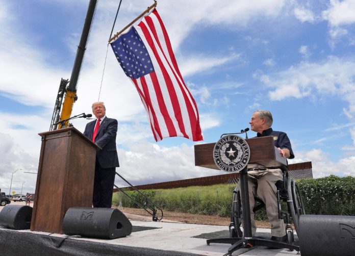 el-gobernador-de-Texas-Greg-Abbott-a-la-derecha-y-el-expresidente-Donald-Trump
