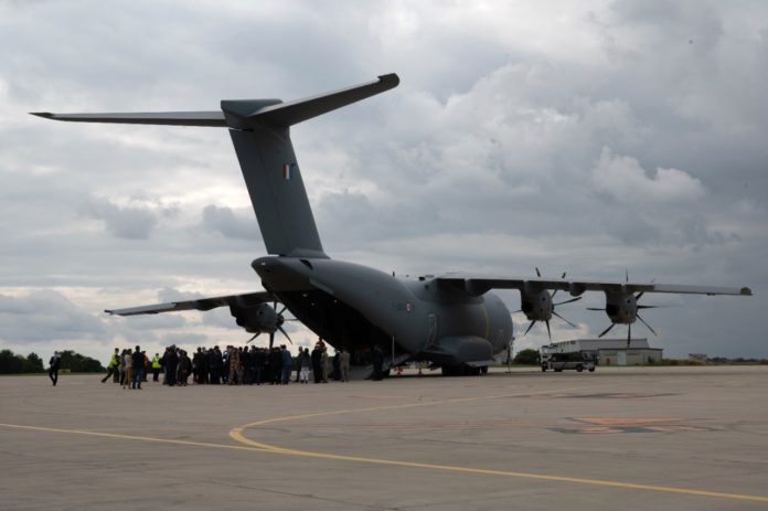 avión-en-la-base-militar-de-Villacoublay