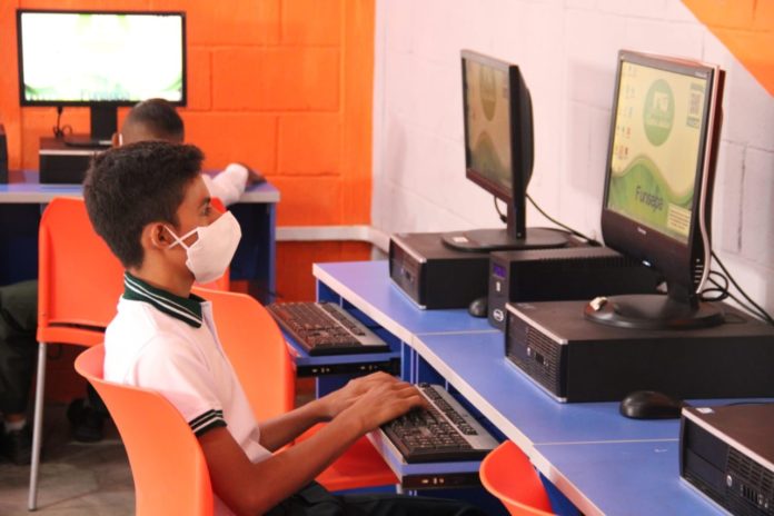 ESTUDIANTES