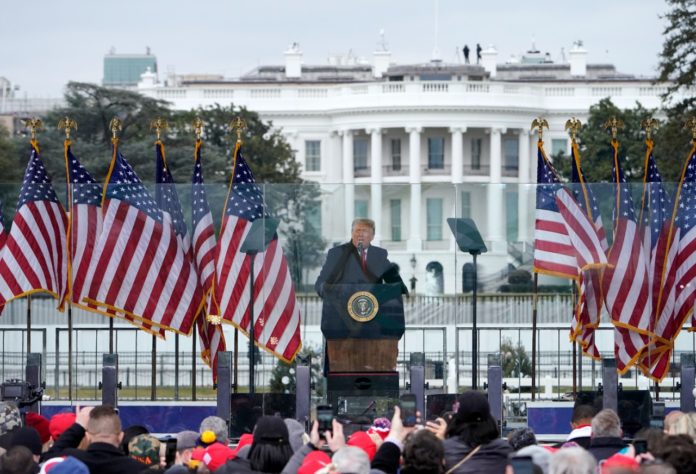 Donald-Trump-habla-durante-un-mitin-frente-a-la-Casa