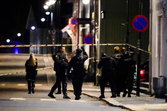 Policías-en-el-lugar-de-un-ataque-con-arco-y-flechas