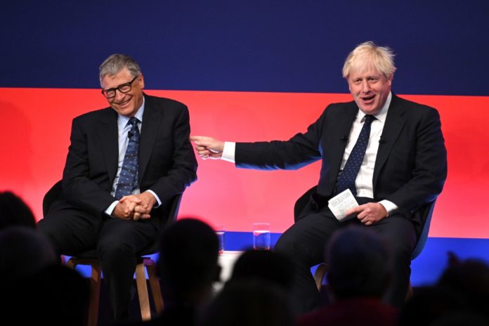 El-primer-ministro-británico-Boris-Johnson-derecha-aparece-en-el-escenario-en-conversación-con-el-empresario-estadounidense-Bill-Gates
