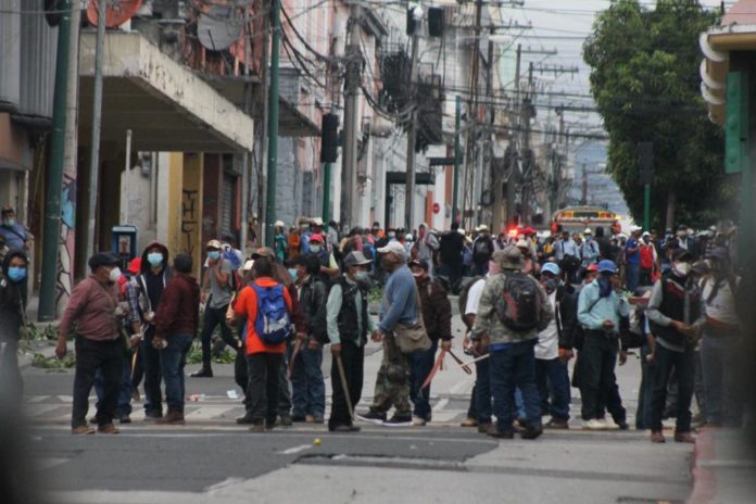 Ex-combatientes-militares-armados-con-palos-y-machetes-manifestaron