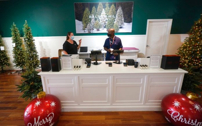 Una reunión de trabajadores de la empresa Balsam Hill Outlet en Allen, Texas. Una gran cantidad de empresas en Estados Unidos están cambiando sus horarios y eliminando la exigencia de trabajar noches, feriados o fines de semana, a fin de satisfacer a sus empleados y evitar que se vayan. Foto la hora: LM Otero/AP